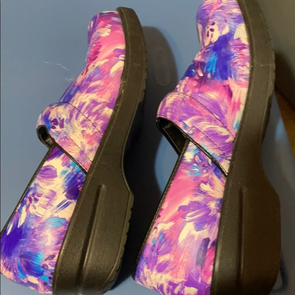 SLIP-RESISTANT CLOGS - Picture 5 of 8
